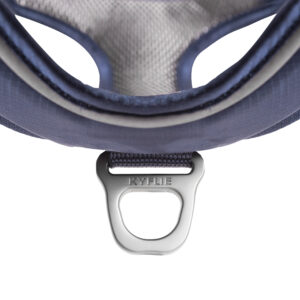 Detaljer blå Kyflie momentumsele, D-ring på brystet