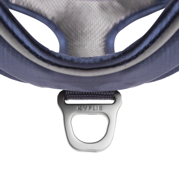 Detaljer blå Kyflie momentumsele, D-ring på brystet