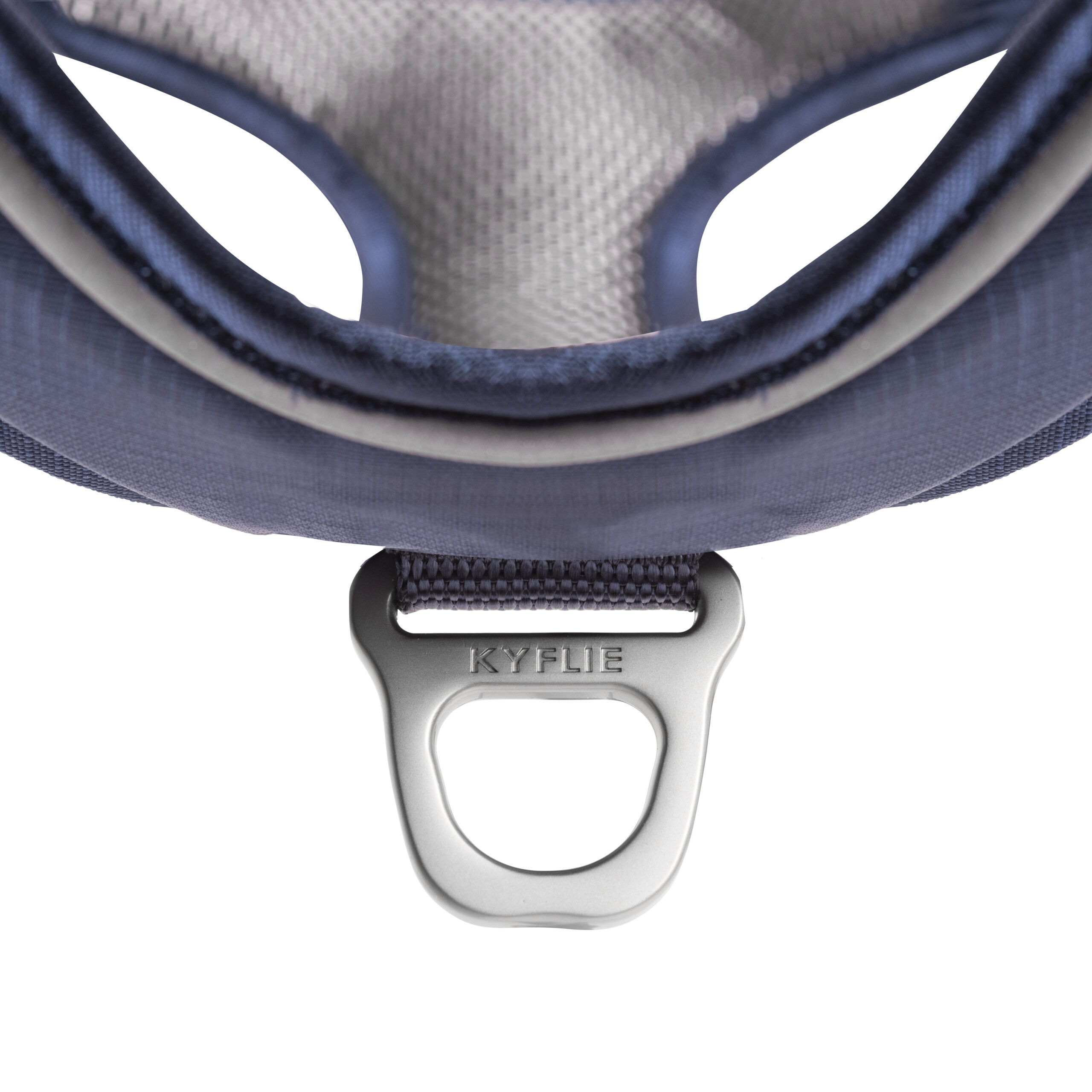Detaljer blå Kyflie momentumsele, D-ring på brystet