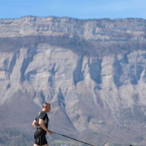 Hund løper i fjell iført LUDUS trekksele med metallfestepunkt